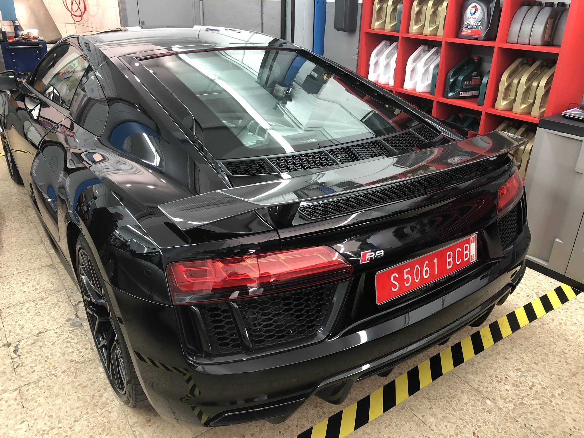 Audi R8 atendido en las antiguas instalaciones de Aprod Motorsport