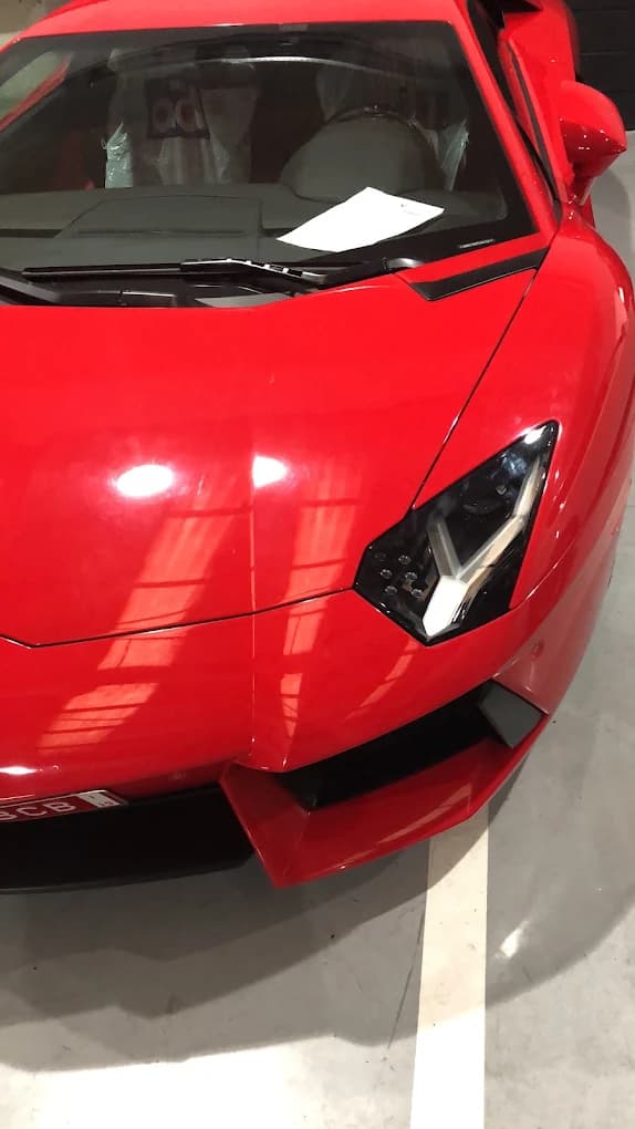 Lamborghini rojo atendido durante la trayectoria anterior del equipo